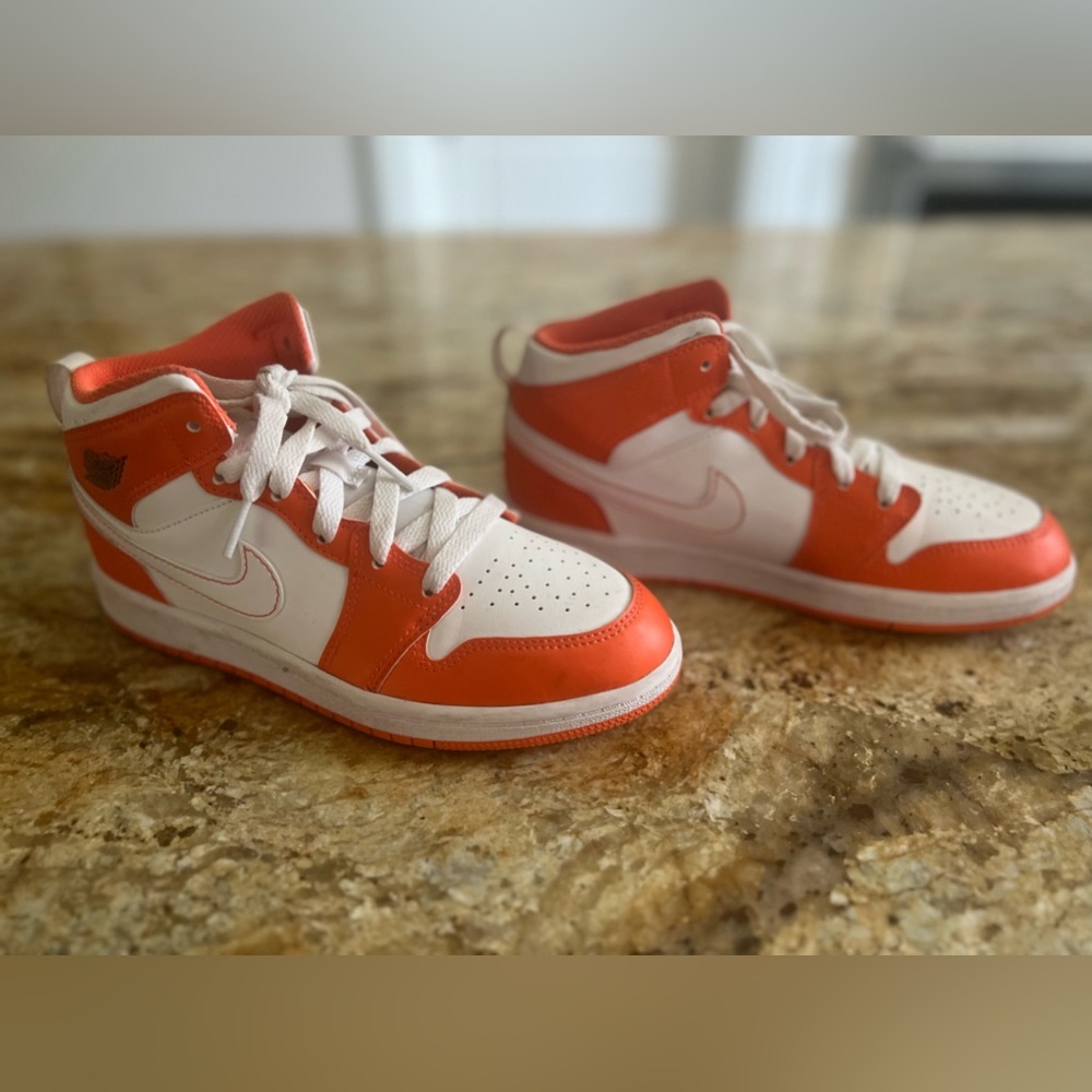 Air Jordan 1 High Retro OG - Orange
 size 3 Youth